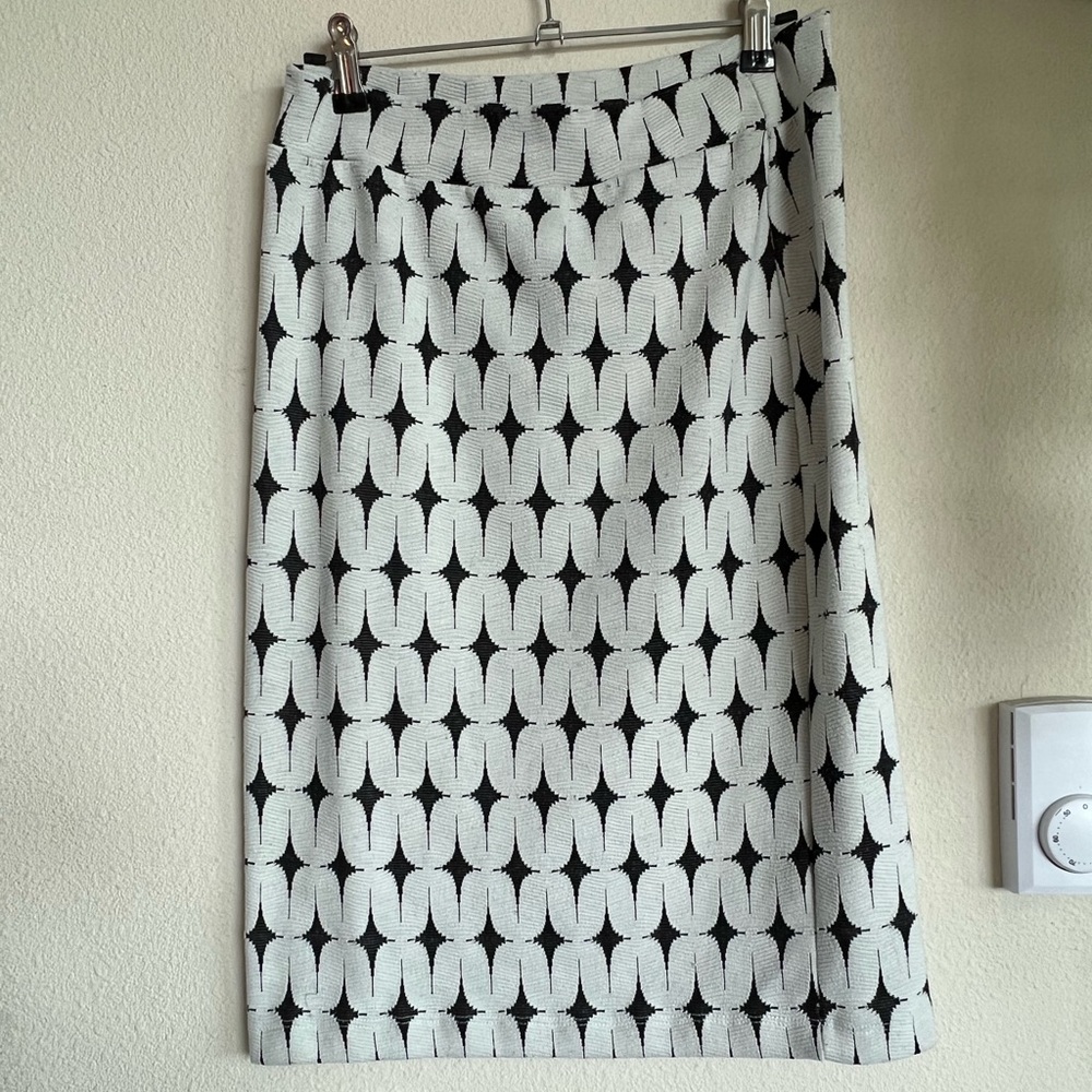 Womens print mid-length skirt.
